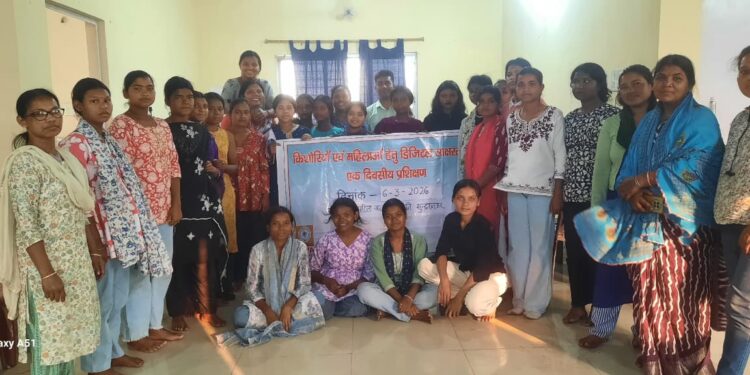 jamshedpur cyber safety : जमशेदपुर में युवा की ओर से किशोरियों को दी गई डिजिटल लिटरेसी, साइबर सुरक्षा के बीच बच्चों को दी गयी जानकारी