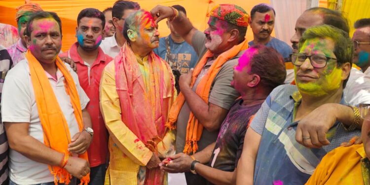 jharkhand ex cm holi : पूर्व सीएम रघुवर दास ने भाजपा कार्यकर्ताओं के संग खेली होली, कार्यकर्ताओ के संग फगुआ गीतों पर जमकर थिरके, विधायक पूर्णिमा साहू भी रहीं मौजूद, पूर्व मुख्यमंत्री अर्जुन मुंडा की भी कार्यकर्ताओं के साथ मनी होली