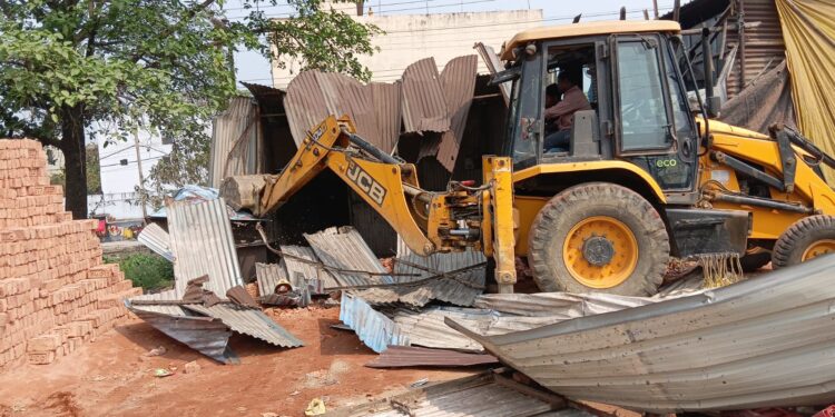 jamshedpur encroachment removal campaign- टाटा स्टील व जेएनएसी ने मनीफीट में चलाया अतिक्रमण हटाओ अभियान, 15 दुकानों पर चला बुलडोजर, देखिए video