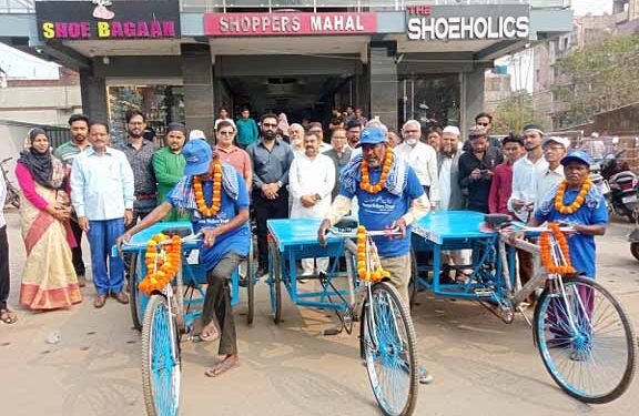 jamshedpur human welfare trust initiative- रमजान के मुकद्दस माह में ह्यूमन वेलफेयर ट्रस्ट की पहल, ठेला चलाने वाले मजदूरों को बनाया ठेला रिक्शा मालिक