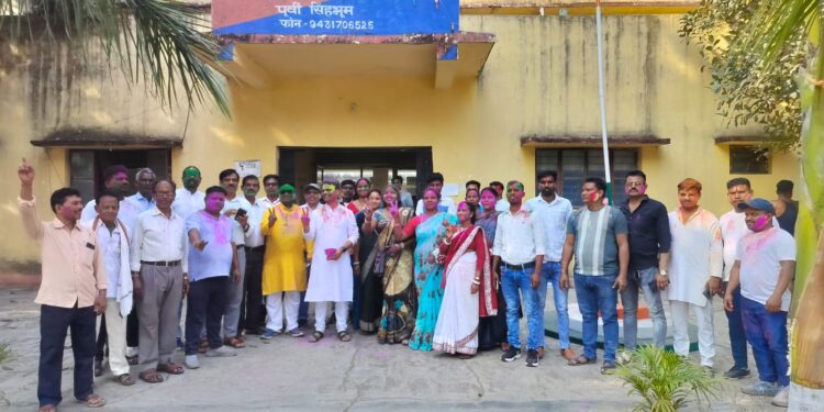 jamshedpur rural- पोटका थाना में होली मिलन समारोह का आयोजन, उड़े रंग गुलाल jamshedpur rural- पोटका थाना में होली मिलन समारोह का आयोजन, उड़े रंग गुलाल