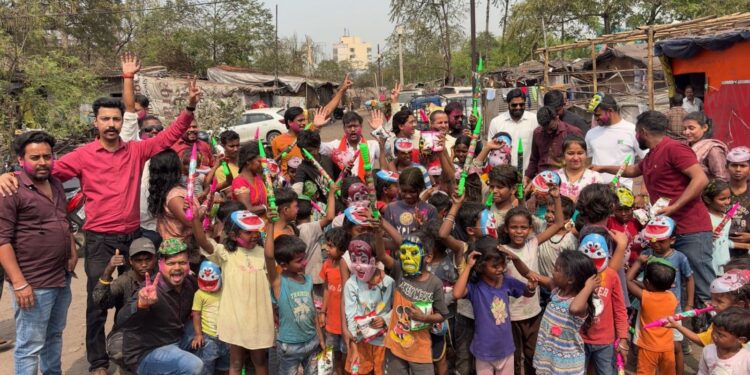 jamshedpur voice of humanity- बलदेव बस्ती के स्लम बच्चों संग वॉयस ऑफ ह्यूमैनिटी ने बिखेरे खुशियों के रंग jamshedpur voice of humanity- बलदेव बस्ती के स्लम बच्चों संग वॉयस ऑफ ह्यूमैनिटी ने बिखेरे खुशियों के रंग