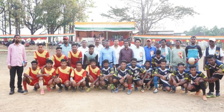 Jamshedpur rural sports- राजाबासा में आयोजित फुटबॉल टूर्नामेंट का विजेता बनी उषा एफसी टीम, विधायक ने किया पुरस्कृत