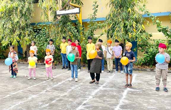 Jamshedpur sikh samaj-‘होला महल्ला’ खेलों में नन्हे-मुन्नों ने मन मोहा, साकची गुरुद्वारा में बच्चों ने खेल खेल में जाना सिख इतिहास,प्रधान निशान सिंह ने कहा, “बच्चों का मन गीली मिट्टी के समान होता जिस आकार में ढालेंगे उसी में ढल जायेंगे” Jamshedpur sikh samaj-‘होला महल्ला’ खेलों में नन्हे-मुन्नों ने मन मोहा, साकची गुरुद्वारा में बच्चों ने खेल खेल में जाना सिख इतिहास,प्रधान निशान सिंह ने कहा, “बच्चों का मन गीली मिट्टी के समान होता जिस आकार में ढालेंगे उसी में ढल जायेंगे”