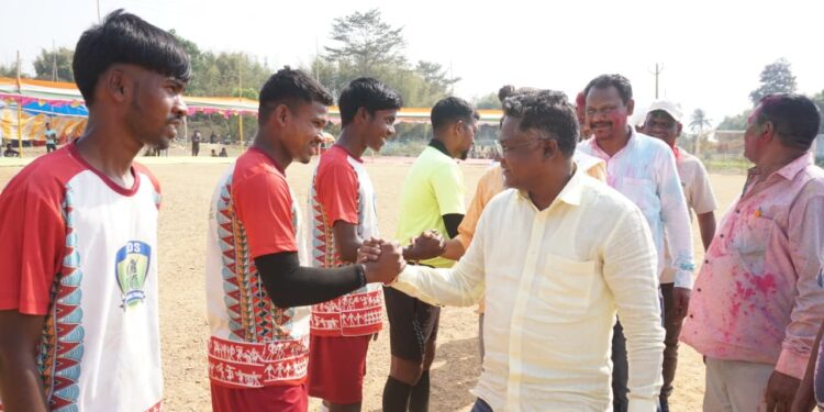 jamshedpur rural sports- गालूडीह में दो दिवसीय फुटबॉल प्रतियोगिता का समापन, फाइनल में झरना बुरु एफसी ने यंग बॉयज को हराया, विधायक ने विजेता व उपविजेता टीम को किया पुरस्कृत jamshedpur rural sports- गालूडीह में दो दिवसीय फुटबॉल प्रतियोगिता का समापन, फाइनल में झरना बुरु एफसी ने यंग बॉयज को हराया, विधायक ने विजेता व उपविजेता टीम को किया पुरस्कृत