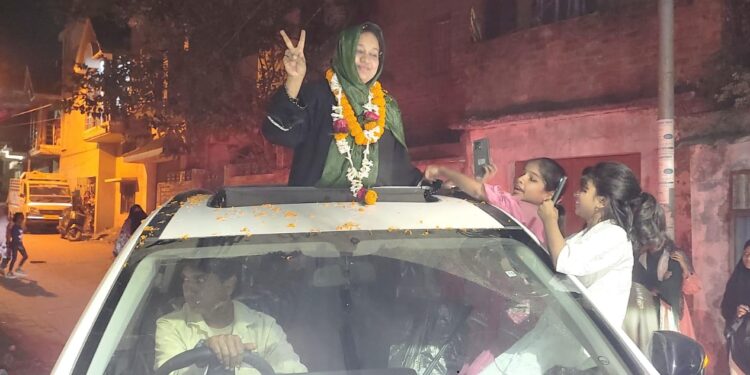 Mango nagar nigam election : मानगो वार्ड नंबर 18 में जूली परवीन ने की 1263 वोट से जीत दर्ज, निकला विजय जुलूस