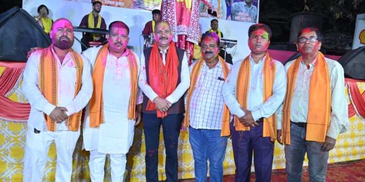 Jamshedpur holi : अखिल भारतीय युवा संघ का होली मिलन समारोह आयोजित, फाग गायन ने बनाया माहौल Jamshedpur holi : अखिल भारतीय युवा संघ का होली मिलन समारोह आयोजित, फाग गायन ने बनाया माहौल