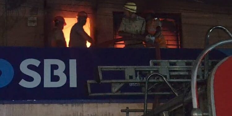 Jamshedpur fire : गोविंदपुर में स्टेट बैंक में लगी आग, मचा हड़कंप, देखिए – video