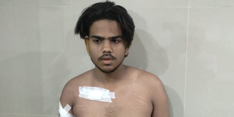 Jamshedpur youth attack – साकची में पानी फेंकने के विवाद में युवक को मारा चाकू, एमजीएम अस्पताल में भर्ती, देखिए – video