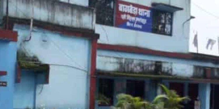 Jamshedpur suicide attempt : बागबेड़ा में आपसी विवाद के बाद युवक ने गले का नस काटा, हालत गंभीर Jamshedpur suicide attempt : बागबेड़ा में आपसी विवाद के बाद युवक ने गले का नस काटा, हालत गंभीर