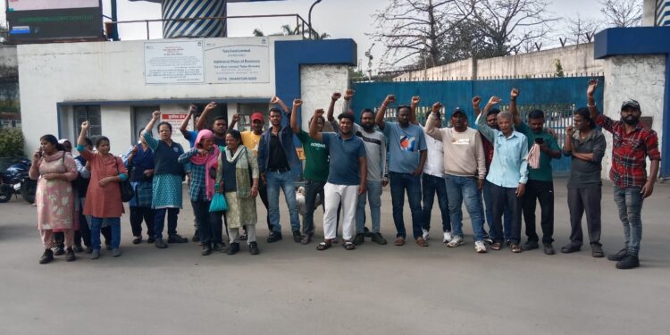 Tata steel tube division protest : टाटा स्टील के ट्यूब डिवीज़न गेट का मजदूरों ने किया जाम, नौकरी से हटाने के खिलाफ मजदूरो ने किया हंगामा, देखिये – video