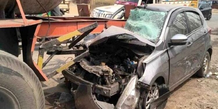 Jamshedpur nh33 accident : एनएच 33 पर तेज रफ्तार कार पीछे से टैंकर के अंदर घुसी, टैंकर चालक कार को दो किलोमीटर तक घसीटता रहा, डिमना चौक के पास लोगों के बताने पर रुका टैंकर चालक, कार की स्थिति देख गाड़ी छोड़ कर हुआ फरार