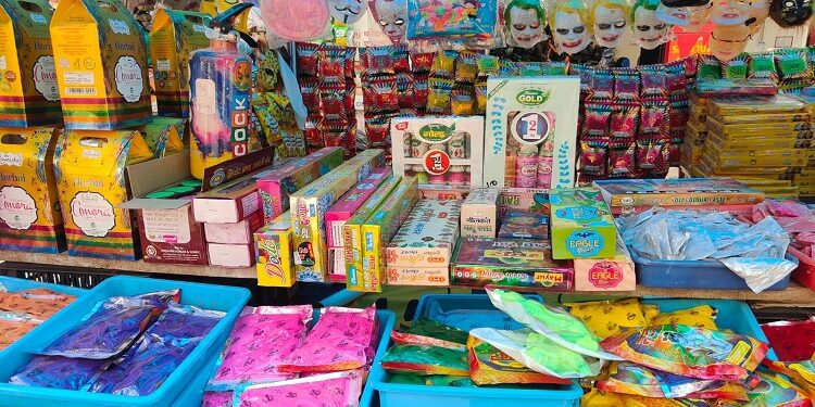 Jamshedpur holi bazar : होली के हुड़दंग के साजो सामान से सज गए जमशेदपुर के बाजार, दुकानों में रंग, अबीर, पिचकारियों के खरीददारों की बढ़ी भीड़