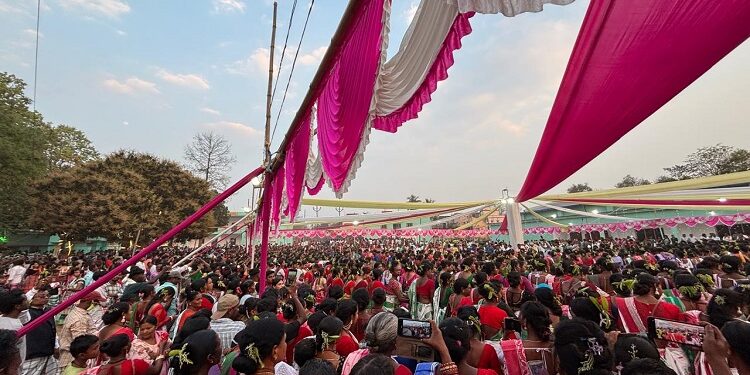 Jamshedpur dishom baha mahotsav : करनडीह दिशोम बाहा में दिशोम बाहा महोत्सव आयोजित, पूरे कोल्हान से उमड़ी आदिवासी समाज की भीड़, परंपरागत नृत्य ने सभी को किया मंत्रमुग्ध, रात 9 बजे तक खासमहाल-करनडीह मार्ग जाम