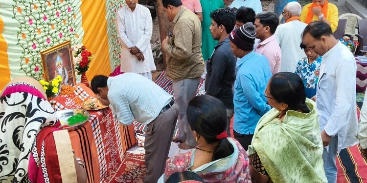 Jamshedpur kabir ashram holi Milan : परसुडीह सद्गुरु कबीर आश्रम में भव्य होली मिलन समारोह आयोजित, आश्रम के महंत ने होली के आध्यात्मिक महत्व की दी जानकारी