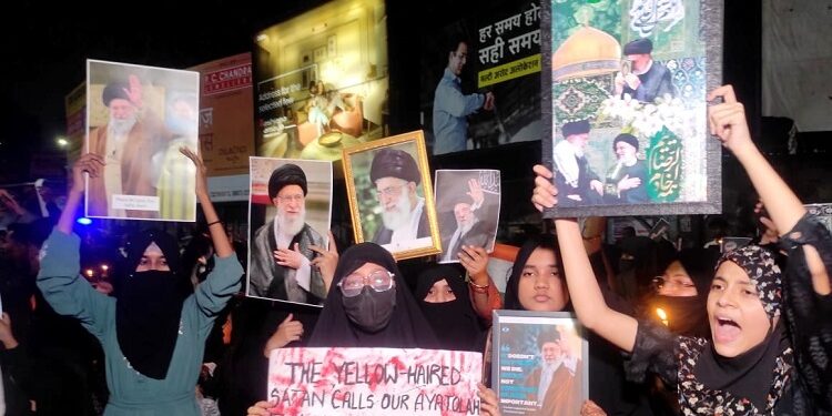 Jamshedpur Israel protest : खामेनई की हत्या के विरोध में जमशेदपुर में उबाल, महिला-पुरुषों ने कैंडल मार्च निकाल कर जताया विरोध Jamshedpur Israel protest : खामेनई की हत्या के विरोध में जमशेदपुर में उबाल, महिला-पुरुषों ने कैंडल मार्च निकाल कर जताया विरोध