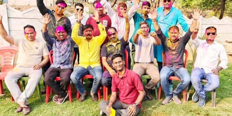 Jamshedpur rd tata school ex students holi milan : आरडी टाटा स्कूल के ’96 बैच के पूर्ववर्ती छात्रों ने डिमना की वादियों में किया होली मिलन, पुराने साथियों से मिल ताजा की पुराने स्कूली दिनों की यादें