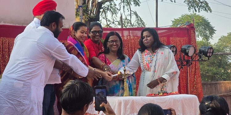 Jamshedpur holi mahotsav : सीतारामडेरा तुरी समाज भवन में हुआ रंग बरसे जमशेदपुर 2026 का रंगारंग आयोजन, जमशेदपुर यूथ इवेंट्स ने किया होली महोत्सव का आयोजन Jamshedpur holi mahotsav : सीतारामडेरा तुरी समाज भवन में हुआ रंग बरसे जमशेदपुर 2026 का रंगारंग आयोजन, जमशेदपुर यूथ इवेंट्स ने किया होली महोत्सव का आयोजन