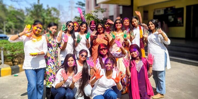 Jamshedpur womens university : जमशेदपुर वीमेंस यूनिवर्सिटी एमबीए विभाग में ‘होली रे’ समारोह की रही धूम, छात्राओं के साथ संकाय सदस्यों ने भी खुशनुमा वातावरण का लिया आनंद Jamshedpur womens university : जमशेदपुर वीमेंस यूनिवर्सिटी एमबीए विभाग में ‘होली रे’ समारोह की रही धूम, छात्राओं के साथ संकाय सदस्यों ने भी खुशनुमा वातावरण का लिया आनंद