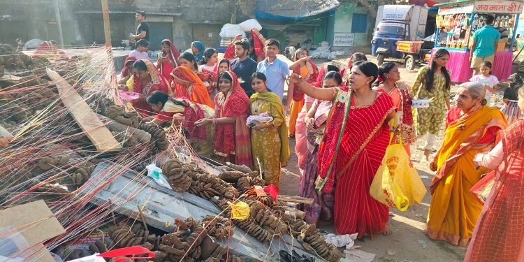 Jamshedpur holika pujan : जुगसलाई मारवाड़ी समाज की महिलाओं ने नयाबाजार में की होलिका पूजन, नवविवाहिताओं व महिलाओं ने पूजा कर परिवार के लिए की सुख-समृद्धि की कामना, देखें video Jamshedpur holika pujan : जुगसलाई मारवाड़ी समाज की महिलाओं ने नयाबाजार में की होलिका पूजन, नवविवाहिताओं व महिलाओं ने पूजा कर परिवार के लिए की सुख-समृद्धि की कामना, देखें video