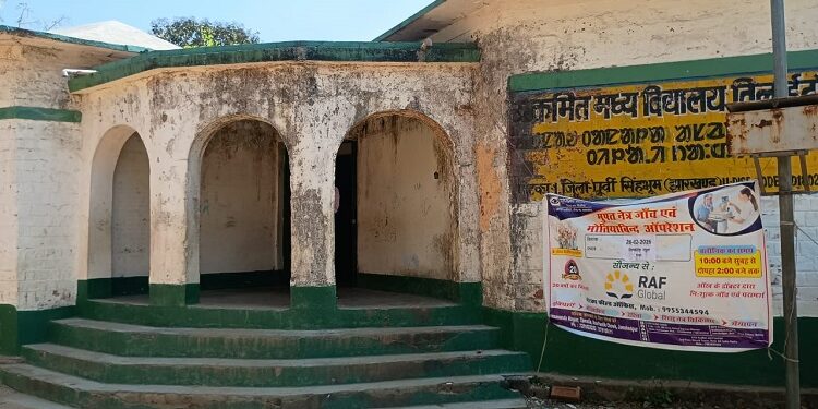 Jamshedpur rural time worn school building : पोटका के तिलाइटांड़ उमवि का भवन जर्जर, बच्चे भय व डर के महौल में पढ़ने को विवश, हल्की बारिश में भी टपकने लगती है छत