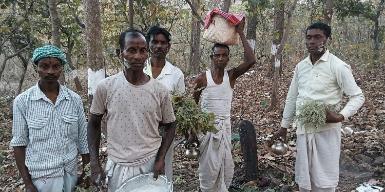 Jamshedpur rural sarahul puja : जादूगोड़ा के कुलामारा गांव में सरहुल पूजा की मची धूम, जाहेरथान में पूजा कर परिजनों के लिए की सुख-शांति की कामना