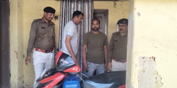 Jamshedpur illegal wine seized : जुगसलाई फाटक गोलचक्कर पर 80 लीटर शराब के साथ स्कूटी सवार पकड़ाया, साथी फरार, ट्रैफिक पुलिस ने तत्परता दिखाते हुए पकड़ा, अग्रेतर कार्रवाई के लिए मामला किया जुगसलाई थाना पुलिस के हवाले