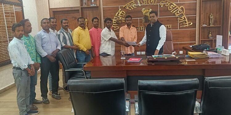 West singhbhum villagers demands : सारंडा में रांजाबुरू माइन्स के खिलाफ ग्रामीणों के दल ने डीसी को सौंपा ज्ञापन, डीसी से समस्याओं के हल के लिए त्रिपक्षीय वार्ता कराने की मांग, स्थानीय युवाओं की अनदेखी और सीएसआर में पारदर्शिता की भी रखी मांग