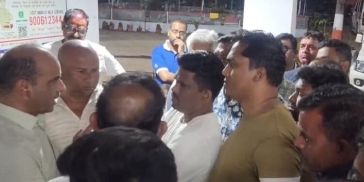 Jamshedpur druggists hungama : नशे में धुत दो युवकों का कदमा शास्त्रीनगर में उत्पात, युवकों ने गाली-गलौज, तोड़फोड़ व मारपीट भी की, आक्रोशित बस्तीवासियों का कदमा थाना में विरोध प्रदर्शन
