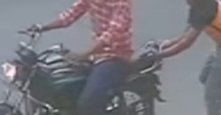 Jamshedpur cyber crime : गोलमुरी में बच्चों को निशाना बनाकर ठगी, एटीएम से 4हजार रुपये निकालकर भागे शातिर धोखेबाज,  देखें Video.