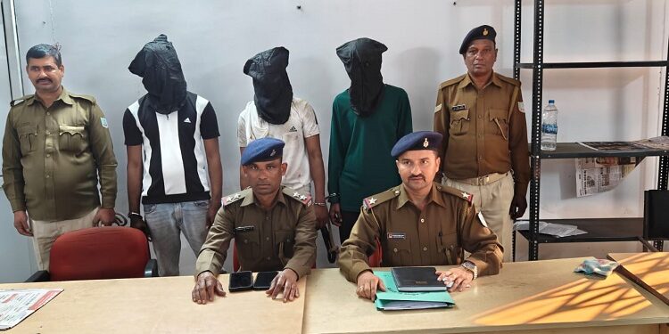 Jamshedpur three arrested in theft case : कदमा भाटिया बस्ती में घर के आंगन से चोरी गए सामान के साथ तीन गिरफ्तार, पुलिस ने पहले नामजद चोर को पकड़ा, उसकी निशानदेही पर चोरी गये सामान व दो अन्य पकड़ाये