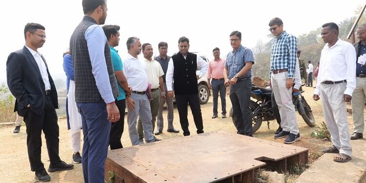 West singhbhum dc visits pansua dam site : उपायुक्त चंदन कुमार ने पन्सुआ डैम का किया निरीक्षण, जलापूर्ति योजनाओं का काम भी देखा, कैनाल गेट की मरम्मत के दिये निर्देश West singhbhum dc visits pansua dam site : उपायुक्त चंदन कुमार ने पन्सुआ डैम का किया निरीक्षण, जलापूर्ति योजनाओं का काम भी देखा, कैनाल गेट की मरम्मत के दिये निर्देश