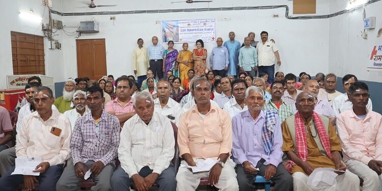 Jamshedpur red cross eye camp : नेत्र रोगियों की जांच के साथ रेड क्रॉस का नेत्र शिविर आरंभ, रविवार को राममनोहर लोहिया नेत्रालय में होगा चयनित मरीजों का ऑपरेशन, स्व पी जनार्दन राव की स्मृति में हो रहा है शिविर का आयोजन
