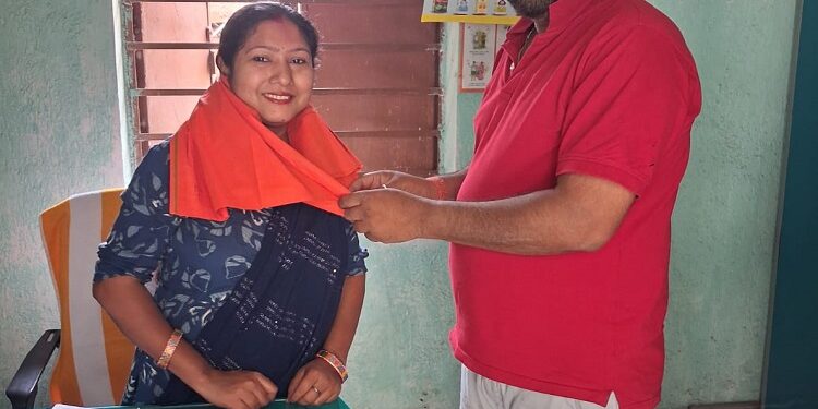 Jamshedpur bjp leader felicitate three women workers : भाजपा नेता सन्नी सिंह ने विश्व महिला दिवस पर तीन महिलाओं का किया सम्मान, कहा महिलाओं का एक दिन नहीं हर दिन होना चाहिए सम्मान Jamshedpur bjp leader felicitate three women workers : भाजपा नेता सन्नी सिंह ने विश्व महिला दिवस पर तीन महिलाओं का किया सम्मान, कहा महिलाओं का एक दिन नहीं हर दिन होना चाहिए सम्मान