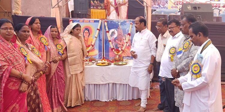 Jamshedpur 52’nd rajim mahotsav : जमशेदपुर तेली साहू समाज ने समारोह पूर्वक मनाया 52वां राजिम महोत्सव, सूर्यमंदिर में आयोजित समारोह में पूर्व सीएम रघुवर दास रहे मुख्य अतिथि, आकर्षक नृत्य-संगीत पर खूब झूमे तेली साहू समाज के लोग Jamshedpur 52’nd rajim mahotsav : जमशेदपुर तेली साहू समाज ने समारोह पूर्वक मनाया 52वां राजिम महोत्सव, सूर्यमंदिर में आयोजित समारोह में पूर्व सीएम रघुवर दास रहे मुख्य अतिथि, आकर्षक नृत्य-संगीत पर खूब झूमे तेली साहू समाज के लोग