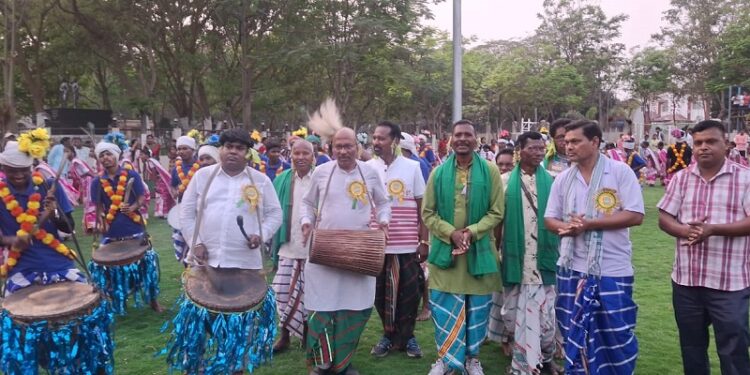 Saraikela baha parv : सरायकेला सिद्धू कान्हू पार्क में बाहा पर्व पर भव्य सांस्कृतिक कार्यक्रम आयोजित, मुख्य अतिथि नप अध्यक्ष मनोज चौधरी ने बाहा को बताया प्रकृति के प्रति आस्था का प्रतीक Saraikela baha parv : सरायकेला सिद्धू कान्हू पार्क में बाहा पर्व पर भव्य सांस्कृतिक कार्यक्रम आयोजित, मुख्य अतिथि नप अध्यक्ष मनोज चौधरी ने बाहा को बताया प्रकृति के प्रति आस्था का प्रतीक