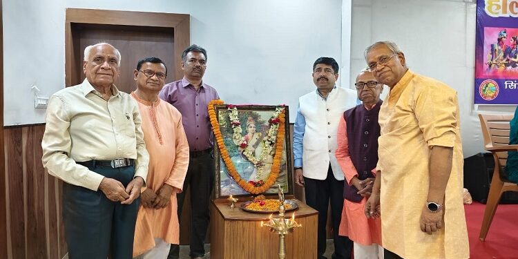 Jamshedpur tulsi bhawan holi Milan : तुलसी भवन में नगर के साहित्यकारों का ‘होली मिलन’ समारोह आयोजित, लोकमंच के तहत 45 कलमकारों ने प्रस्तुत की स्वरचित काव्य रचनाएं  