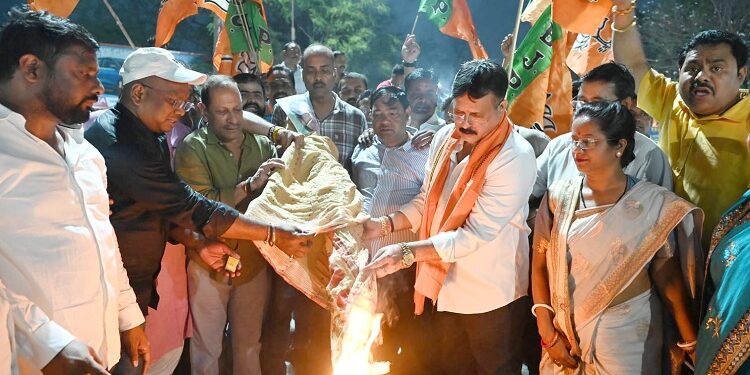 Jamshedpur bjp protest : राष्ट्रपति के दौरे में प्रोटोकोल उल्लंघन को लेकर नगर के भाजपा कार्यकर्ताओं में आक्रोश, साकची जुबिली पार्क गेट पर बंगाल की मुख्यमंत्री ममता बनर्जी का पुतला फूंका Jamshedpur bjp protest : राष्ट्रपति के दौरे में प्रोटोकोल उल्लंघन को लेकर नगर के भाजपा कार्यकर्ताओं में आक्रोश, साकची जुबिली पार्क गेट पर बंगाल की मुख्यमंत्री ममता बनर्जी का पुतला फूंका