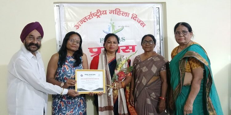 West singhbhum ward councilor honored : अंतरराष्ट्रीय महिला दिवस पर वार्ड पार्षद बेला जेराई को किया गया सम्मानित, संस्था प्रयास : एक नई पहल संस्था ने शांति जूनियर्स स्कूल में किया आयोजन West singhbhum ward councilor honored : अंतरराष्ट्रीय महिला दिवस पर वार्ड पार्षद बेला जेराई को किया गया सम्मानित, संस्था प्रयास : एक नई पहल संस्था ने शांति जूनियर्स स्कूल में किया आयोजन