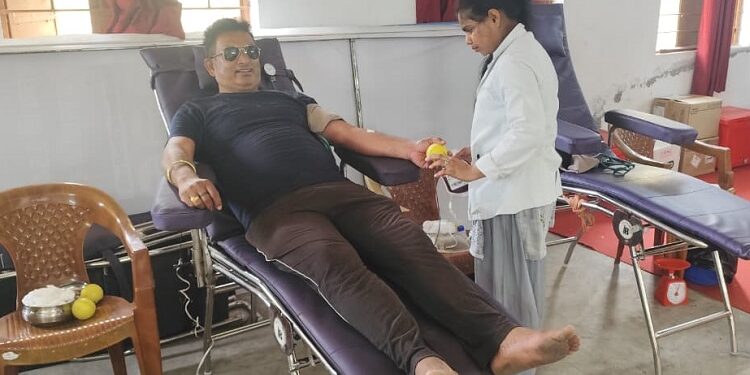 Jamshedpur rural blood donation : जोड़सा पंचायत भवन में 46 लोगों ने किया रक्तदान, यूजीएसएस कमेटी ने किया शिविर का आयोजन Jamshedpur rural blood donation : जोड़सा पंचायत भवन में 46 लोगों ने किया रक्तदान, यूजीएसएस कमेटी ने किया शिविर का आयोजन