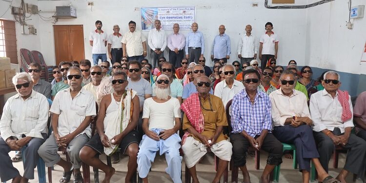 Jamshedpur red cross eye camp : ऑपरेशन कराए रोगियों की विदाई के साथ रेड क्रॉस का 809वां नेत्र शिविर संपन्न, ऑपरेशन कराए मरीजों को चश्मा व दवाइयां देकर किया गया विदा