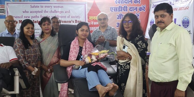 Jamshedpur red cross blood donation : जेमीपोल के सौजन्य से आयोजित रक्तदान शिविर में 81 यूनिट रक्त संग्रह, जेएन टाटा की जयंती पर रेडक्रॉस की ओर से हुआ आयोजन