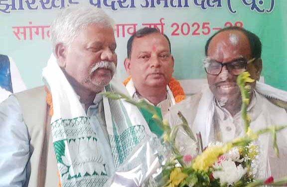 jharkhand jdu- सांसद खीरू महतो बने जदयू के झारखंड के प्रदेश अध्यक्ष, शॉल भेंटकर किया गया सम्मानित, सुबोध श्रीवास्तव पूर्वी सिंहभूम के जिला अध्यक्ष व अजय कुमार जमशेदपुर महानगर अध्यक्ष का मिला प्रमाण पत्र jharkhand jdu- सांसद खीरू महतो बने जदयू के झारखंड के प्रदेश अध्यक्ष, शॉल भेंटकर किया गया सम्मानित, सुबोध श्रीवास्तव पूर्वी सिंहभूम के जिला अध्यक्ष व अजय कुमार जमशेदपुर महानगर अध्यक्ष का मिला प्रमाण पत्र