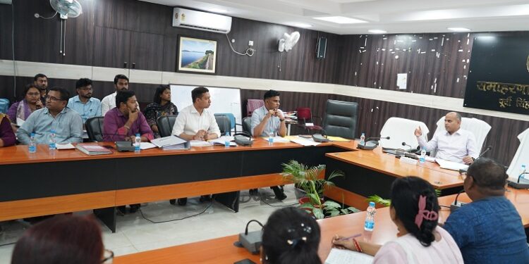 Jamshedpur dc meeting : जमशेदपुर के उपायुक्त ने की जिला विकास, योजना एवं ग्रामीण विकास के तहत चलने वाली योजनाओं की समीक्षा बैठक, तकनीकी एवं प्रशासनिक बाधाओं को दूर कर विकास कार्यों में तेजी लाने, बरसात से पूर्व ज्यादा से ज्यादा योजनाओं को पूर्ण करने के दिए निर्देश