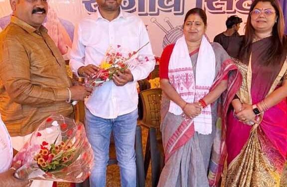 jamshedpur bjp : जमशेदपुर के विधायक प्रतिनिधि विवेक पांडेय मिले संजीव सिंह से, शीतला माता का दर्शन करने आएंगे धनबाद के मेयर