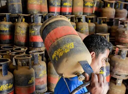 jharkhand lpg gas crisis : झारखंड समेत कई राज्यों में कॉमर्शियल गैस सिलेंडर की आपूर्ति पर अस्थायी रोक, जमाखोरी रोकने के लिए पूरे देश में एस्मा लागू jharkhand lpg gas crisis : झारखंड समेत कई राज्यों में कॉमर्शियल गैस सिलेंडर की आपूर्ति पर अस्थायी रोक, जमाखोरी रोकने के लिए पूरे देश में एस्मा लागू