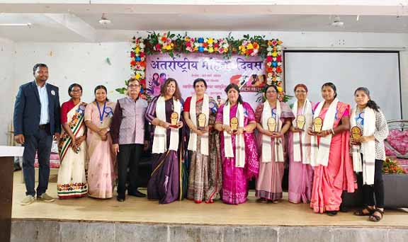 jamshedpur rural- चाकुलिया डायट परिसर में अंतराष्ट्रीय महिला दिवस मनाया गया, महिलाओं को किया गया सम्मानित jamshedpur rural- चाकुलिया डायट परिसर में अंतराष्ट्रीय महिला दिवस मनाया गया, महिलाओं को किया गया सम्मानित