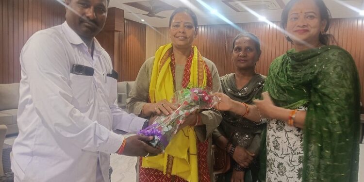 Jamshedpur congress seva dal – कांग्रेस सेवा दल के पूर्व जिला अध्यक्ष व महिला अध्यक्ष रीता शर्मा मिली मानगो नगर निगम की मेयर सुधा गुप्ता से, अंगवस्त्र व गुलदस्ता देकर किया सम्मानित Jamshedpur congress seva dal – कांग्रेस सेवा दल के पूर्व जिला अध्यक्ष व महिला अध्यक्ष रीता शर्मा मिली मानगो नगर निगम की मेयर सुधा गुप्ता से, अंगवस्त्र व गुलदस्ता देकर किया सम्मानित