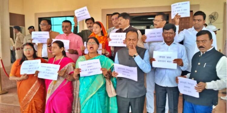 Jharkhand vidhansabha Hungama : झारखंड विधानसभा में कानून-व्यवस्था और भ्रष्टाचार पर हंगामा, विपक्ष का प्रदर्शन, एक विधायक को मार्शल ने किया आउट Jharkhand vidhansabha Hungama : झारखंड विधानसभा में कानून-व्यवस्था और भ्रष्टाचार पर हंगामा, विपक्ष का प्रदर्शन, एक विधायक को मार्शल ने किया आउट