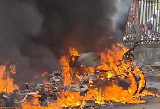 Jamshedpur fire – साकची में कचरे के ढेर में लगी आग, पांच बाइक व साइकिल जलकर राख, देखिए – video Jamshedpur fire – साकची में कचरे के ढेर में लगी आग, पांच बाइक व साइकिल जलकर राख, देखिए – video